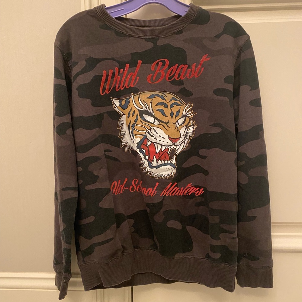 Camo sweatshirt with tiger design